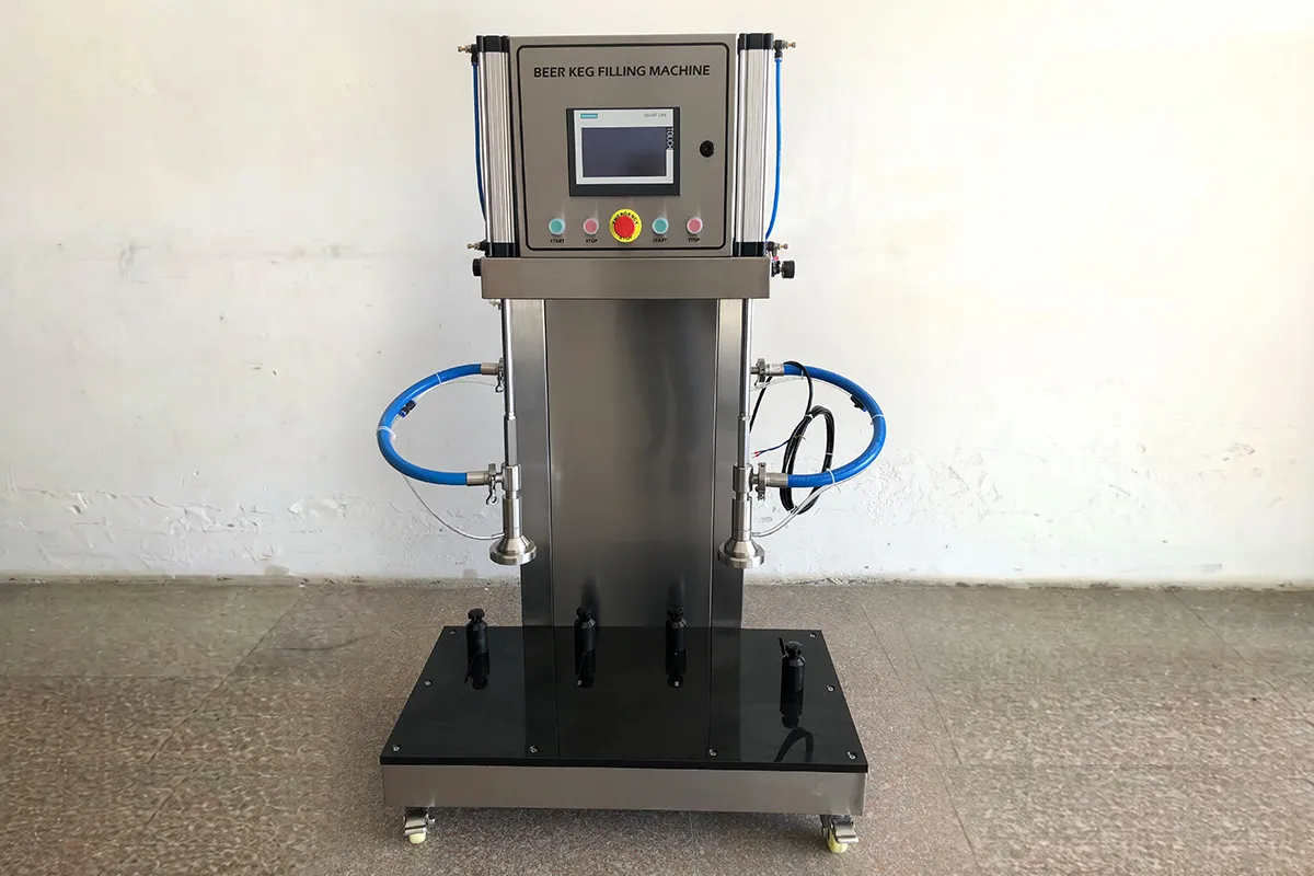Double heads keg filler operating in medium craft brewery