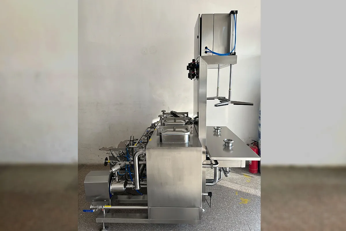 Double heads keg washer operating in craft brewery production line