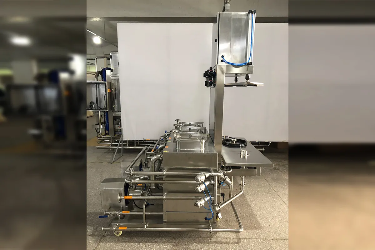Keg washing and filling machine operating in small craft brewery