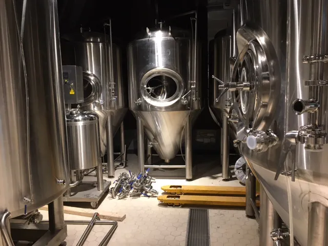 Jongens van De Wit brewpub interior with visible 10HL brewing area
