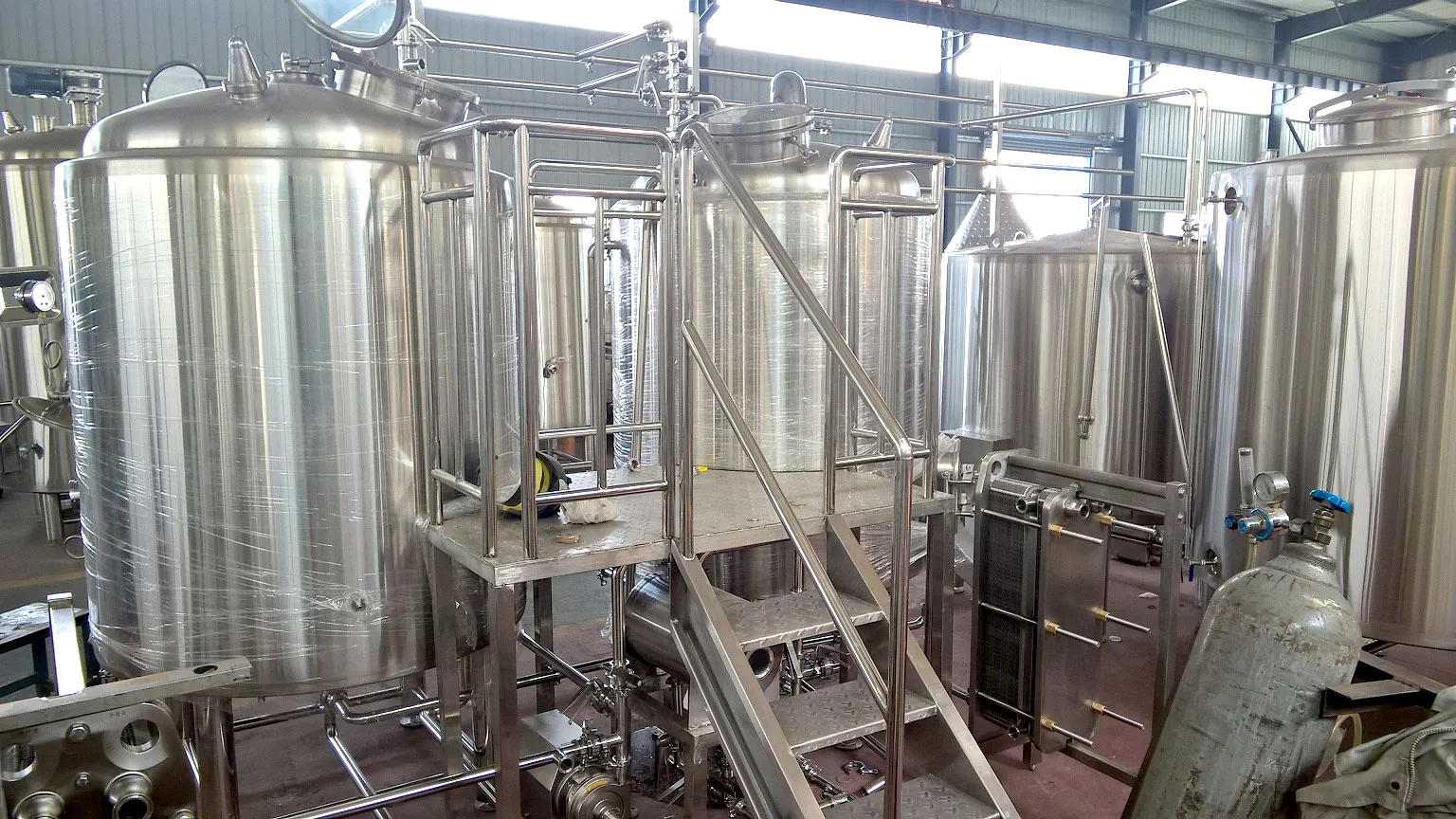 20HL mash lauter tun and kettle whirlpool vessels at French craft brewery