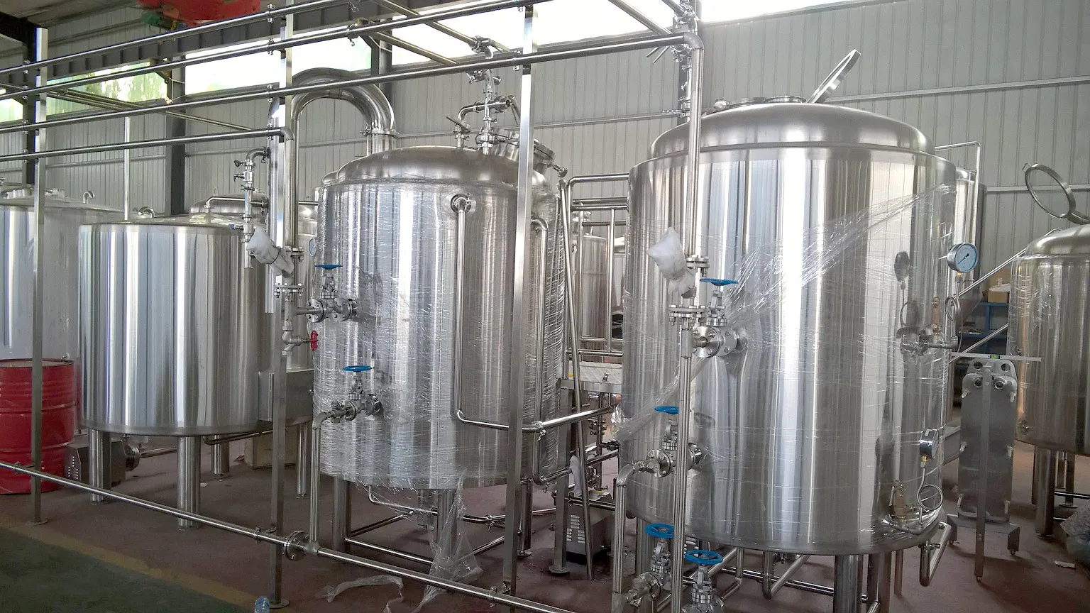 Brewmaster operating manual valves on 20HL brewery equipment at Brasserie Irvoy
