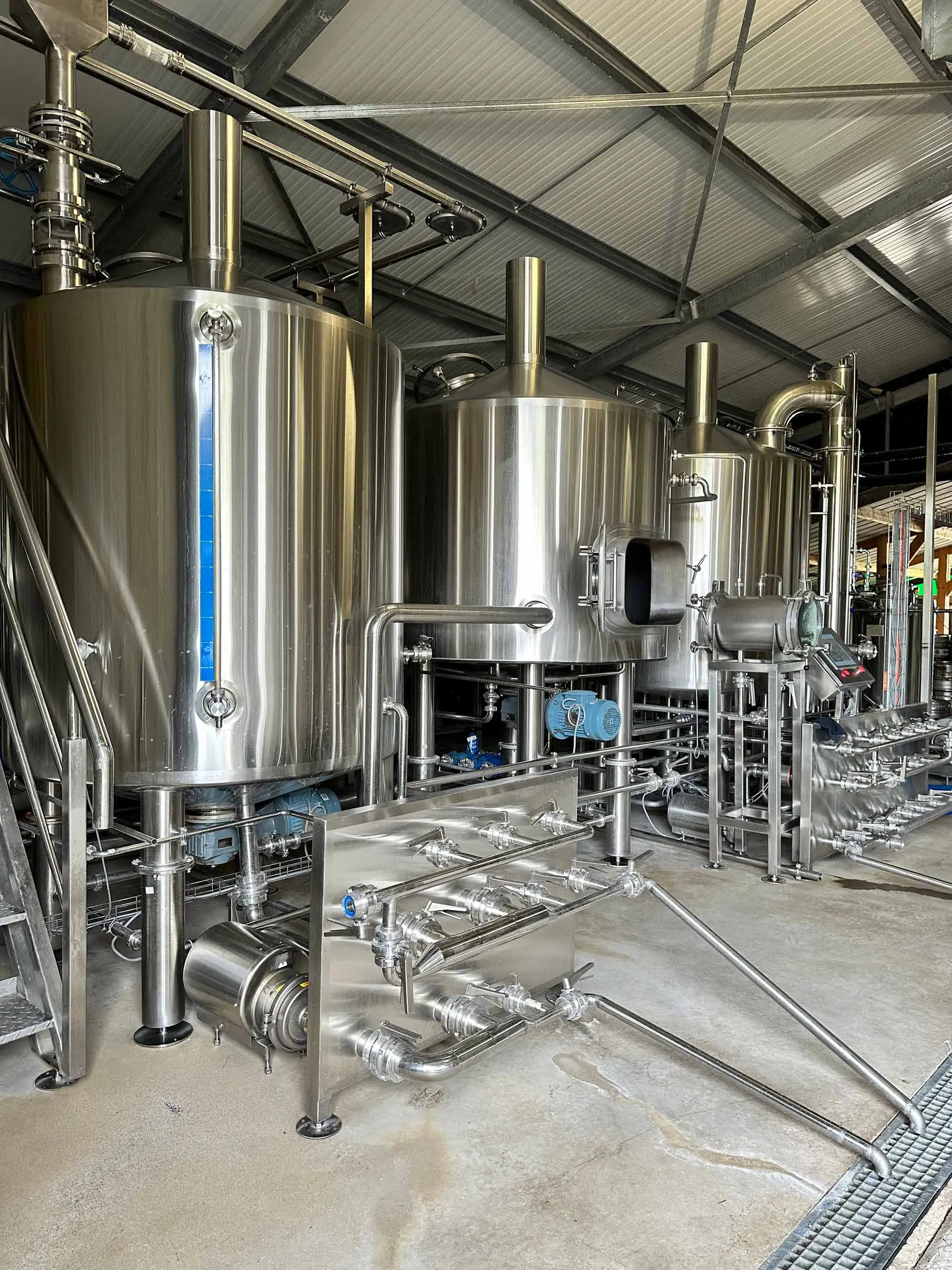 Brewmaster operating 10HL brewery equipment at Brasserie LA 23