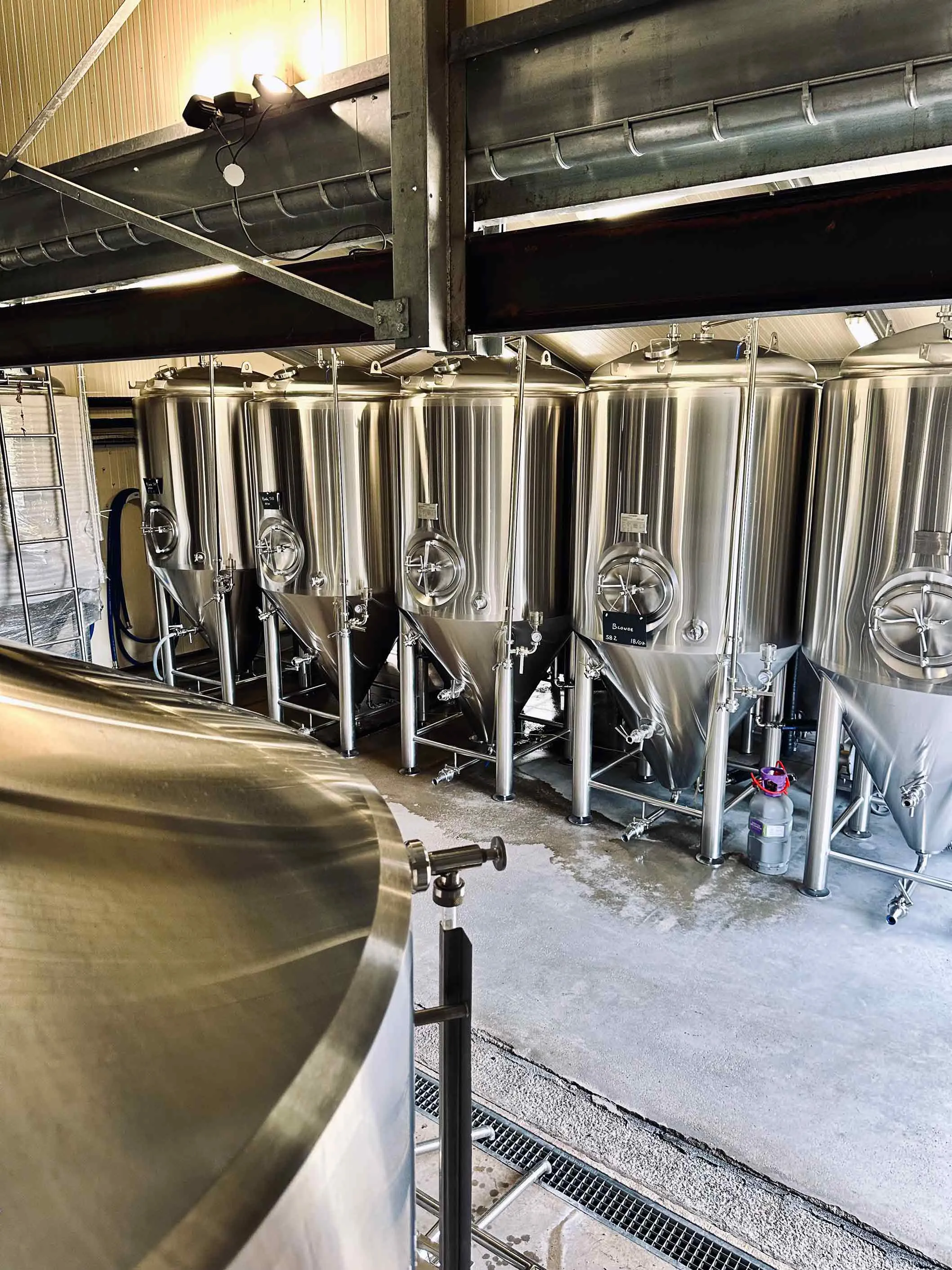 Brasserie LA 23 taproom interior with visible 10HL brewing area