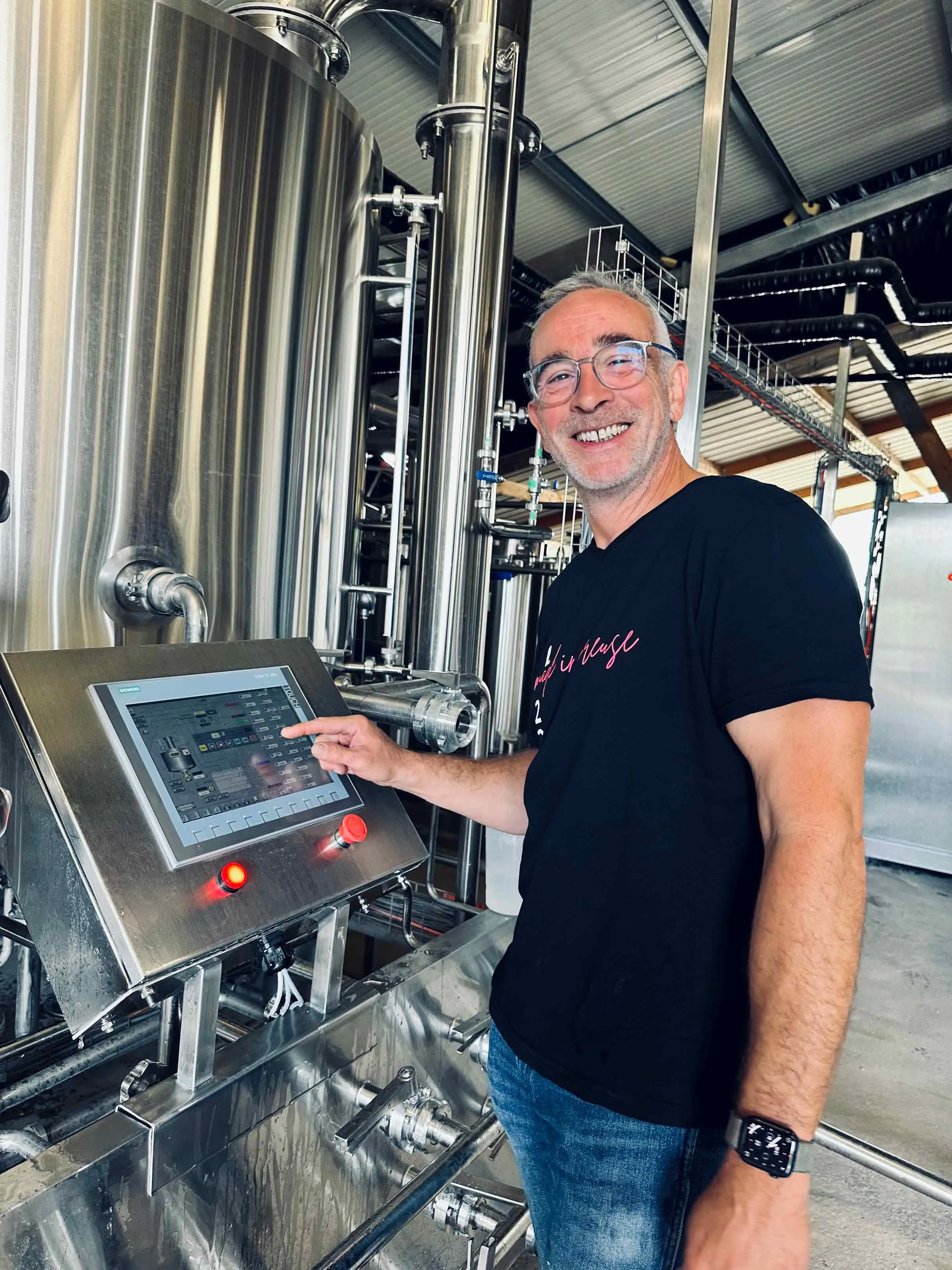 Stainless steel fermentation tanks at Brasserie LA 23 10HL brewery