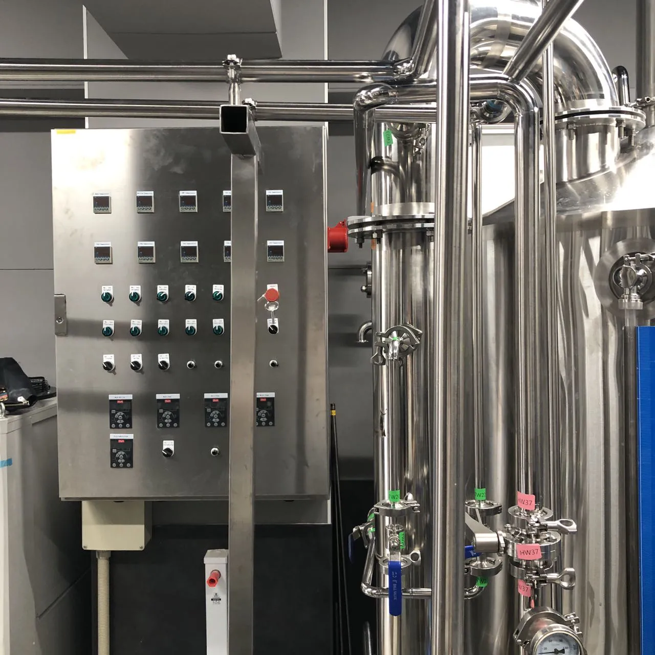 HAZY LABO taproom with visible 3.5BBL brewing area