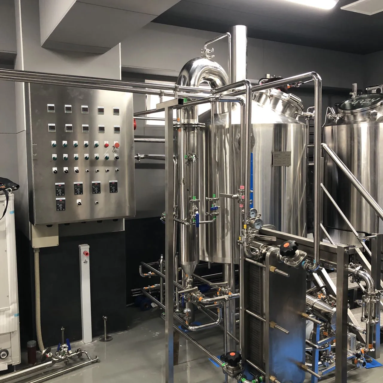 Stainless steel fermentation tanks at HAZY LABO 3.5BBL brewery