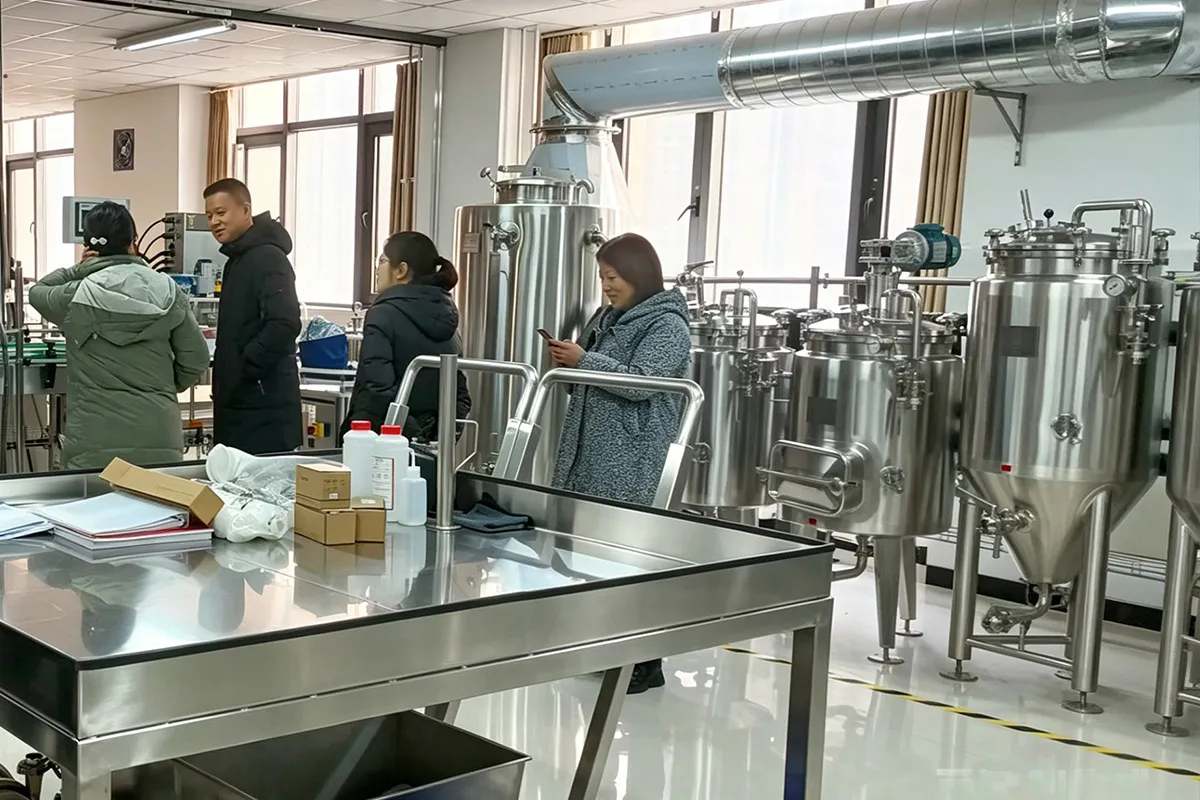 Pequeña microcervecería de dos vasijas de 100L