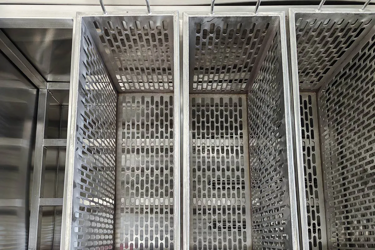 Automatic bath pasteurization machine for canned beverages