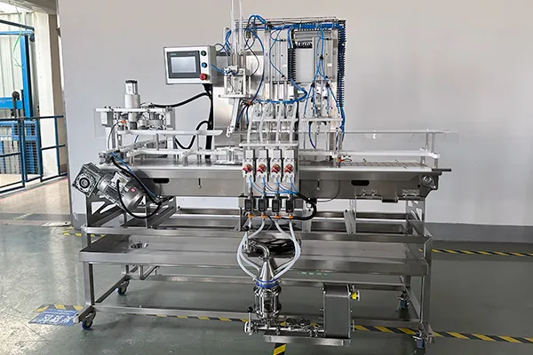 Compact beer can filler with rotary infeed table