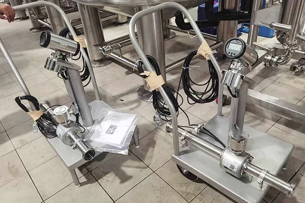 Compact portable flowmeter industrial flow monitoring